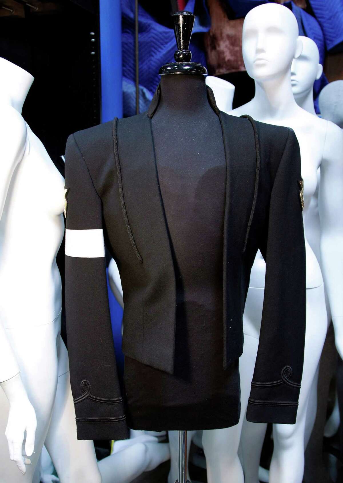 يروي مايكل بوش ، مصمم الأزياء والملابس الذي ارتداه مايكل جاكسون ، أسرار أسلوب King of Pop في فيلم The King of Style: Dressing Michael Jackson الذي سيصدر في 30 أكتوبر.