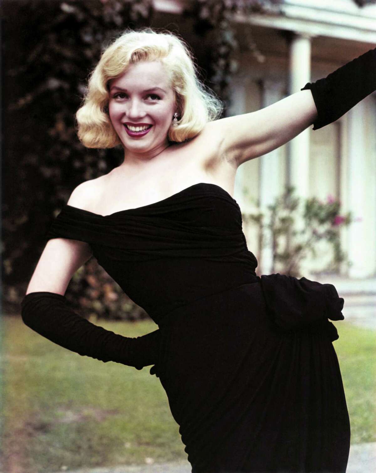 Marilyn Monroe Already A Film And Cultural Icon Emerges As Fashion 8014