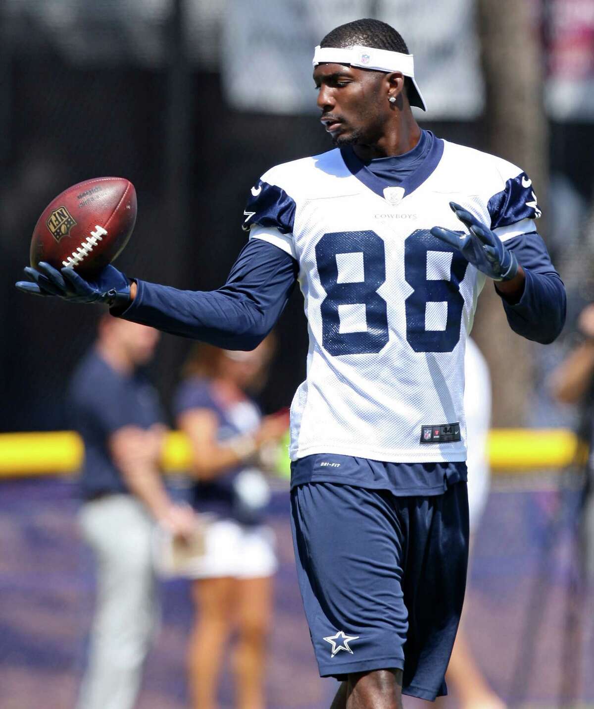 Dez Bryant suffered a hamstring strain in Saturday’s practice.