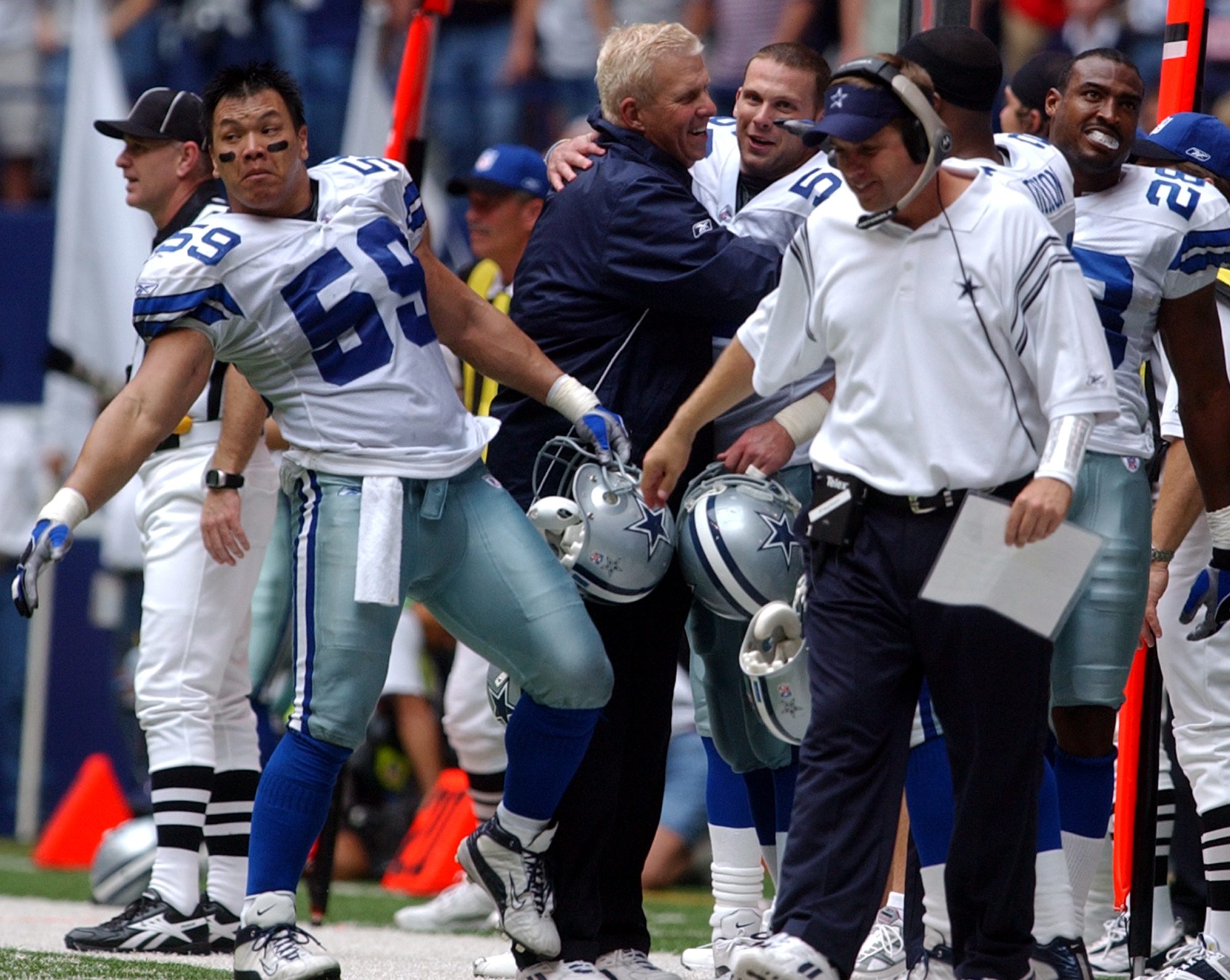 Dallas Cowboys linebacker Dat Nguyen (59) returns the ball 19