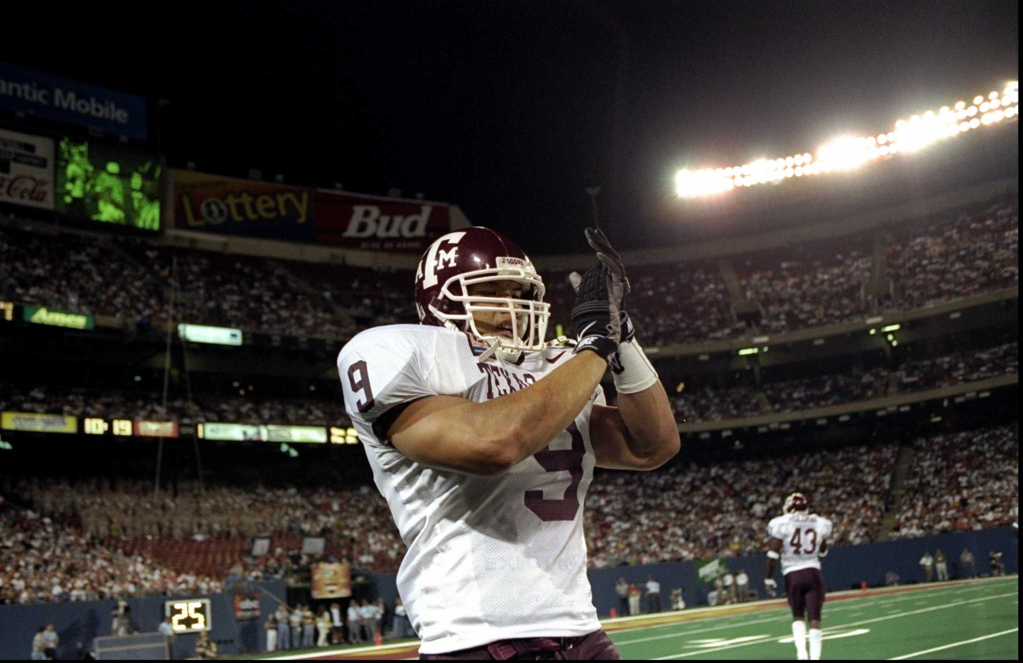 Dallas Cowboys linebacker Dat Nguyen (59) returns the ball 19 yards after  intercepting a third-quarter pass by Cleveland Browns quarterback Jeff  Garcia in Irving, Texas, Sunday, Sept. 19, 2004. In the background