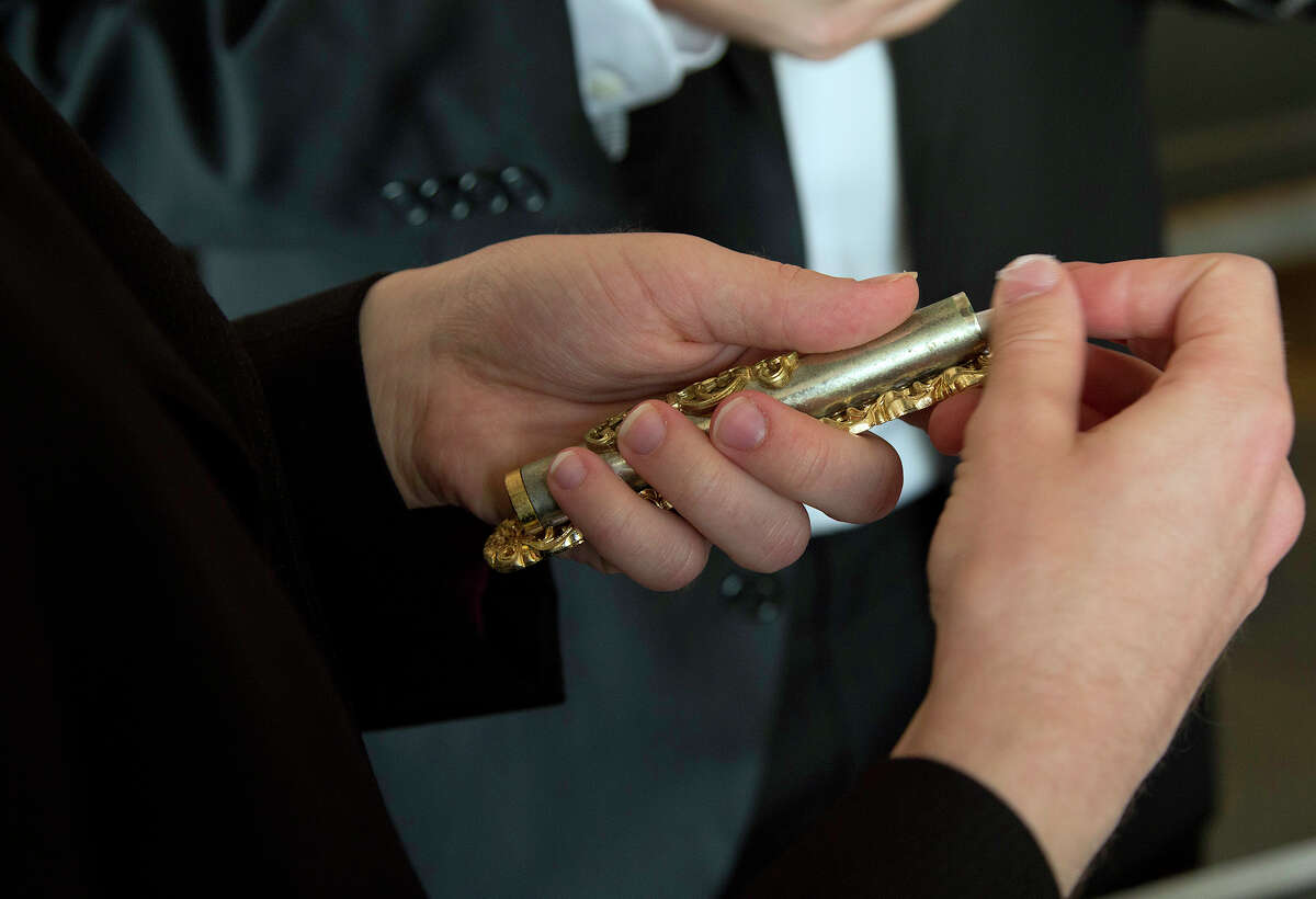 Renewing the mezuzah ritual