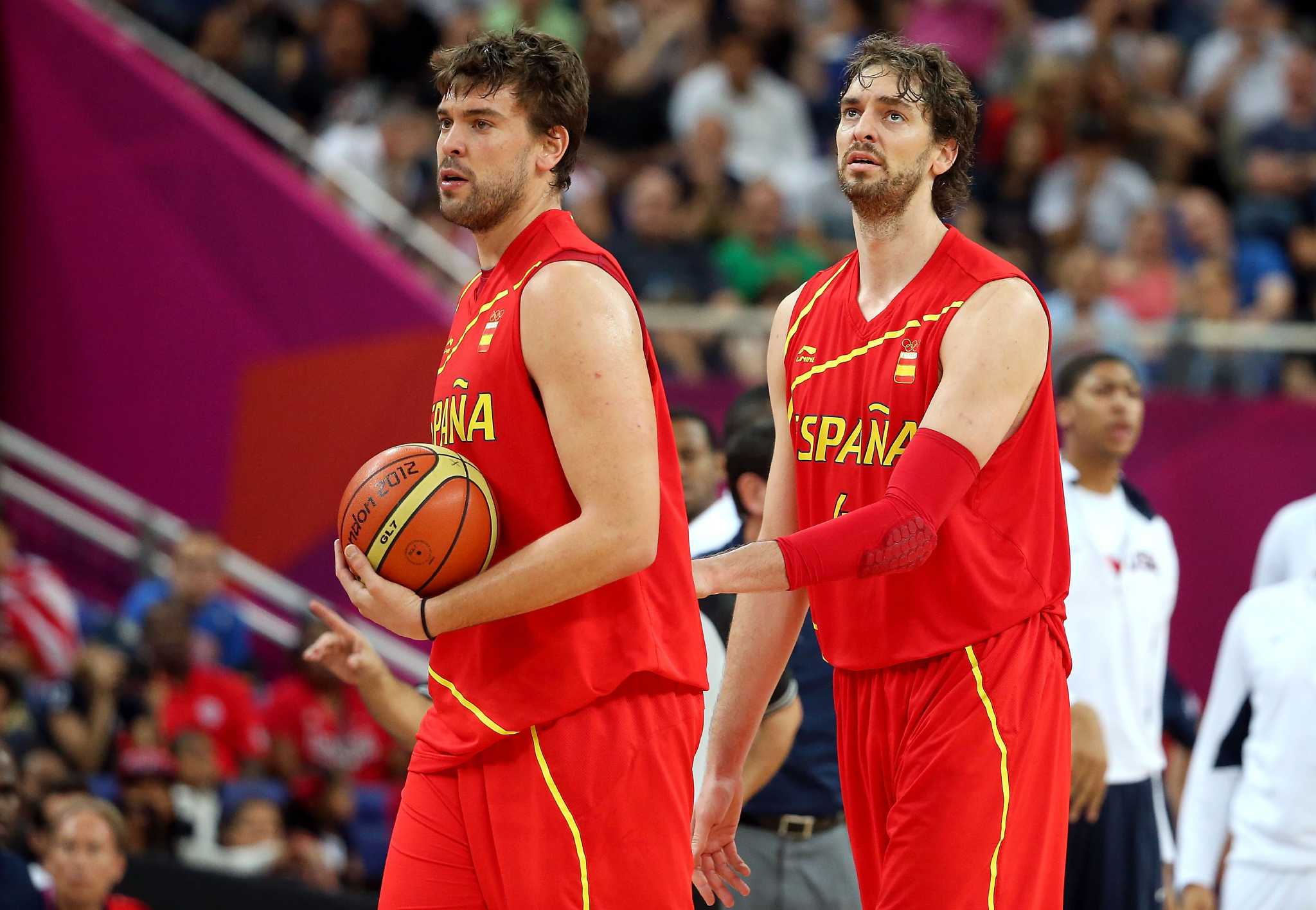 Spurs' Pau Gasol takes in FC Barcelona game, gets Messi's autograph
