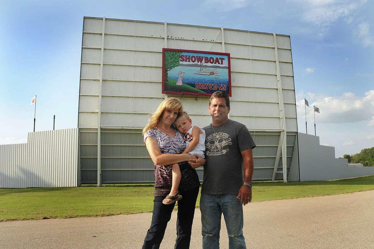 Drivein theater reels in cars, customers