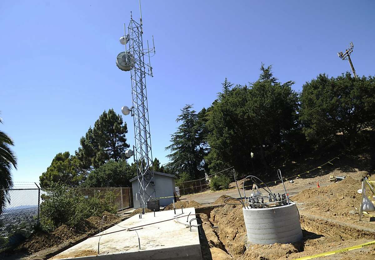 In this photo taken July 19 2012, a new police communications tower is seen in Oakland, Calif., which is next to a smaller existing tower. A major portion of Oakland's year-old police radio system failed during President Barack Obama's visit to the city this week, in one what one lieutenant described as a "train wreck." Many of the 100 Oakland officers assigned to handle presidential security were unable to communicate with the police department dispatch center for a time during Monday's presidential fundraiser at the Fox Theater. (AP Photo/San Francisco Chronicle, Yue Wu)