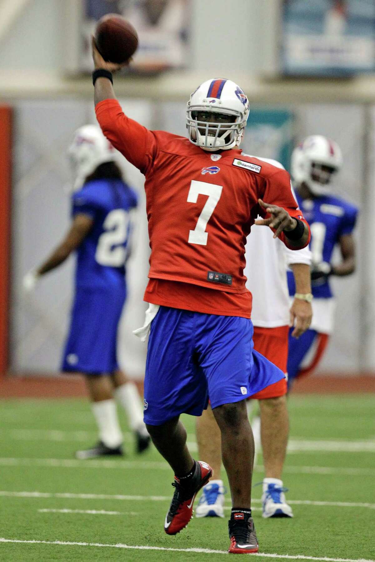 Newly acquired Buffalo Bills quarterback Tarvaris Jackson throws during NFL football practice in Orchard Park, N.Y., Monday, Aug. 27, 2012. Shortly after announcing they had released Vince Young, the Bills followed up to confirm reports that they had acquired Jackson in a trade with the Seattle Seahawks in exchange for an undisclosed draft pick. (AP Photo/David Duprey)