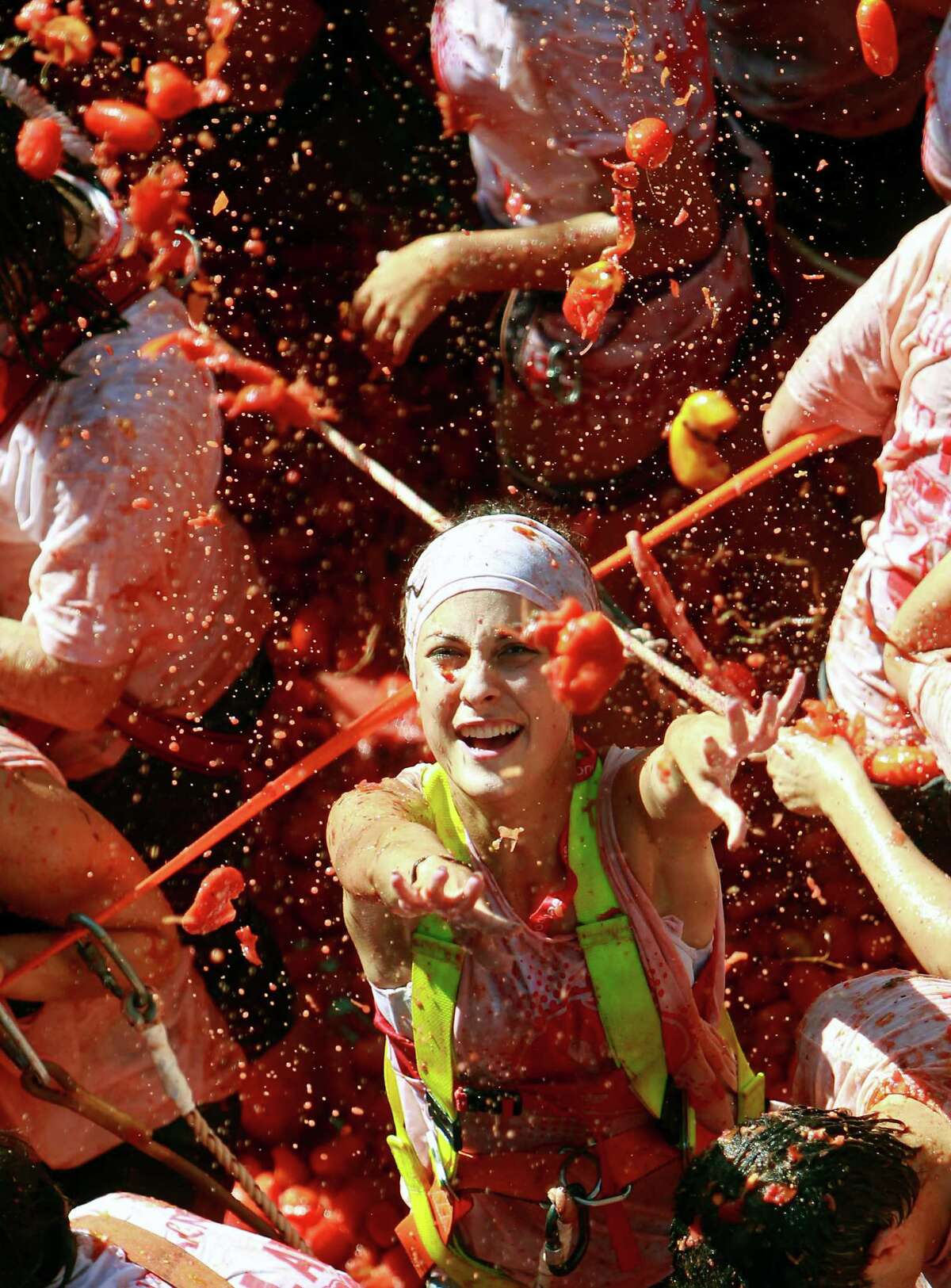 Tomato fight 40,000 people, 120 tons of fruit