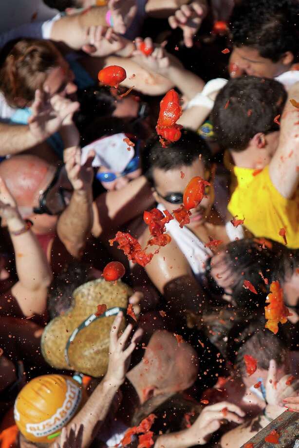 Tomato Fight 40000 People 120 Tons Of Fruit Connecticut Post