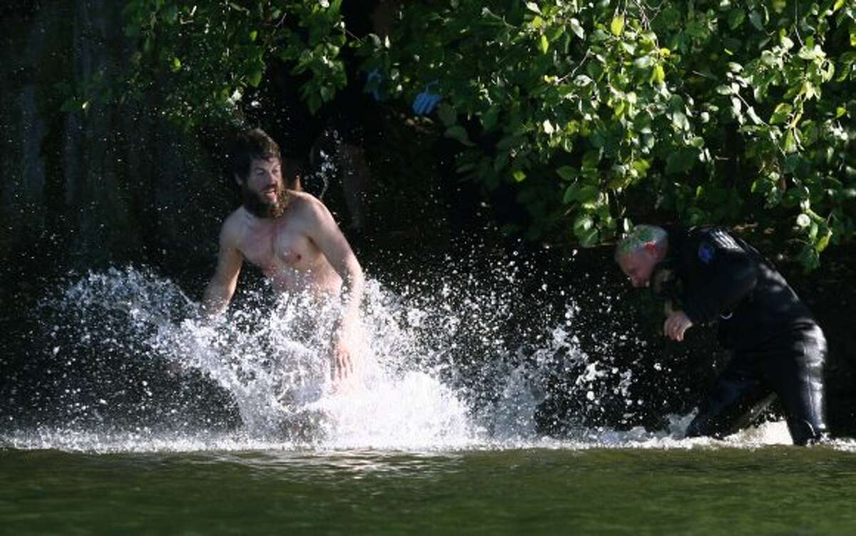 Naked man runs, swims from cops at Green Lake - Seattle 