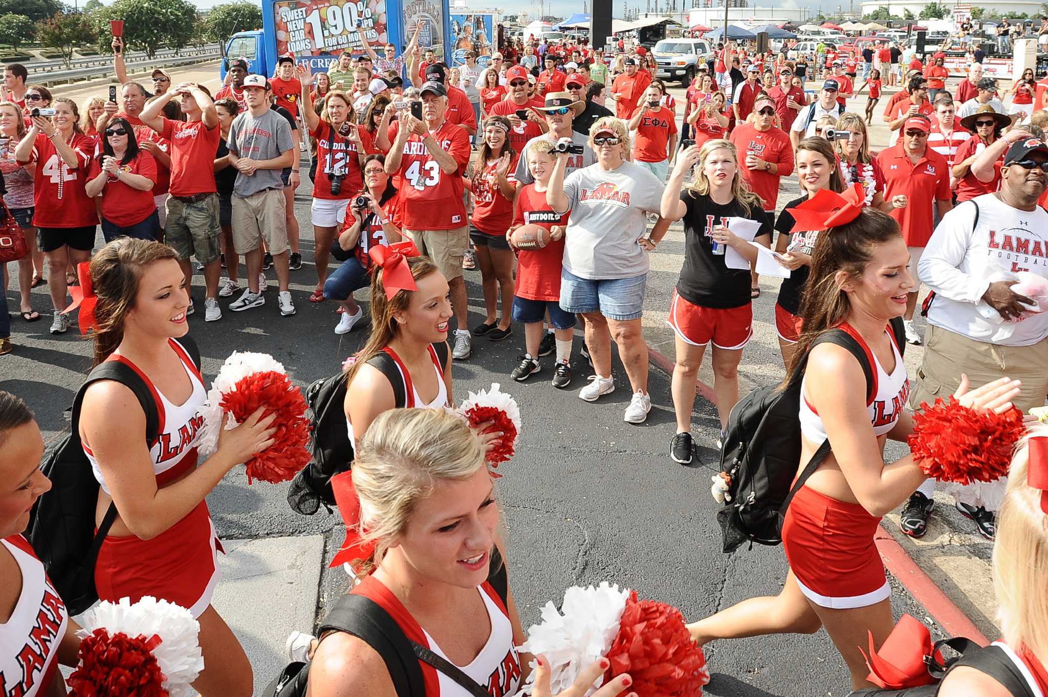 LU tailgaters party, Cardinals win