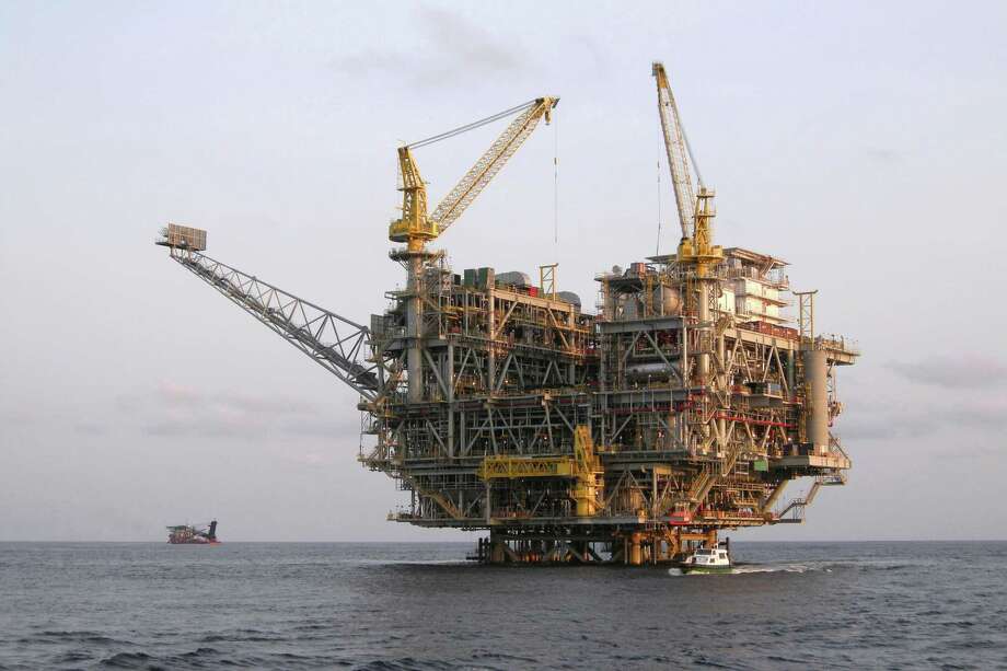 Oil Platform offshore Angola Photo: Christopher Poe / iStockphoto