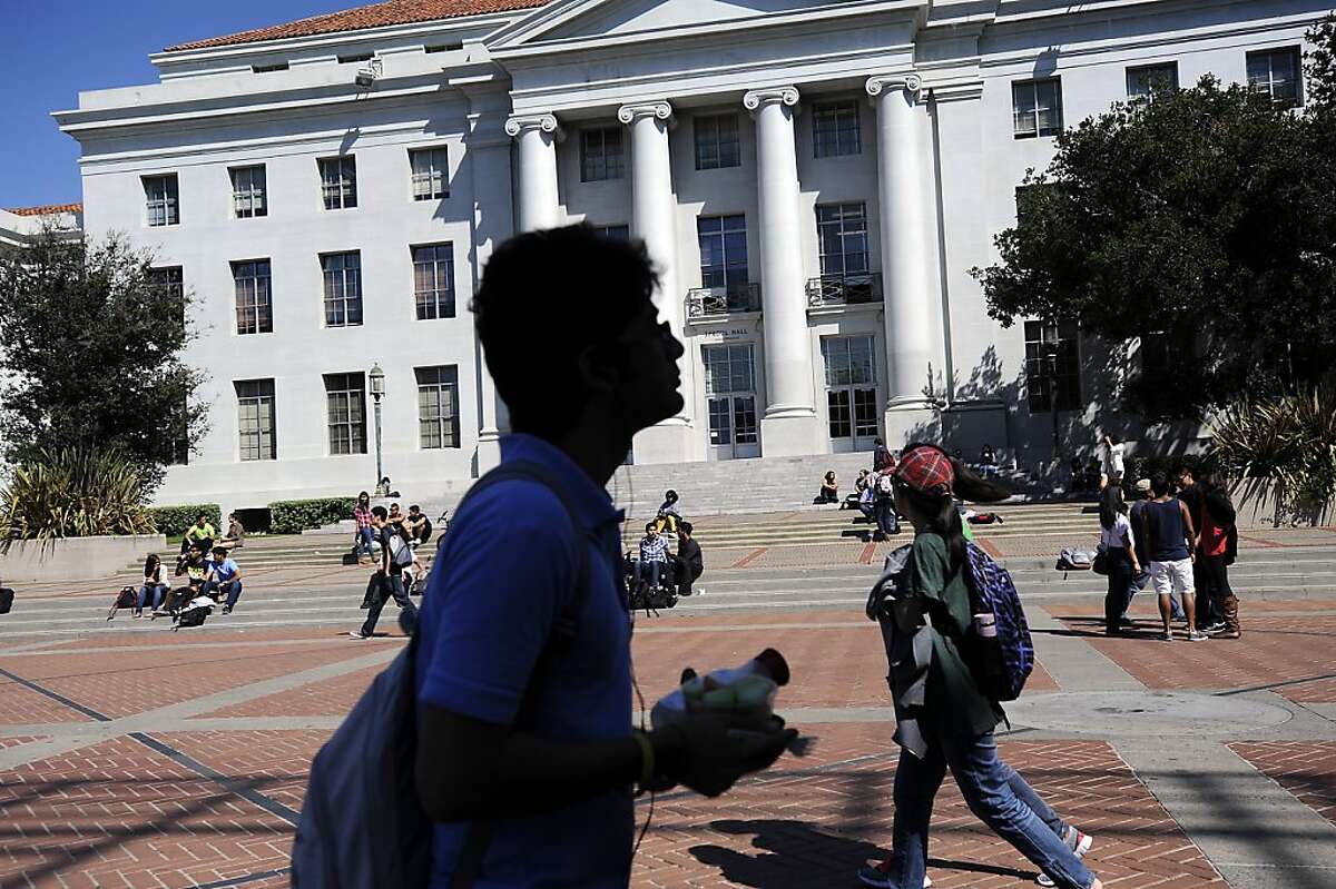 Students are seen passing by Sproul Hall between classes on the Cal campus in Berkeley, CA Friday September 14th, 2012.