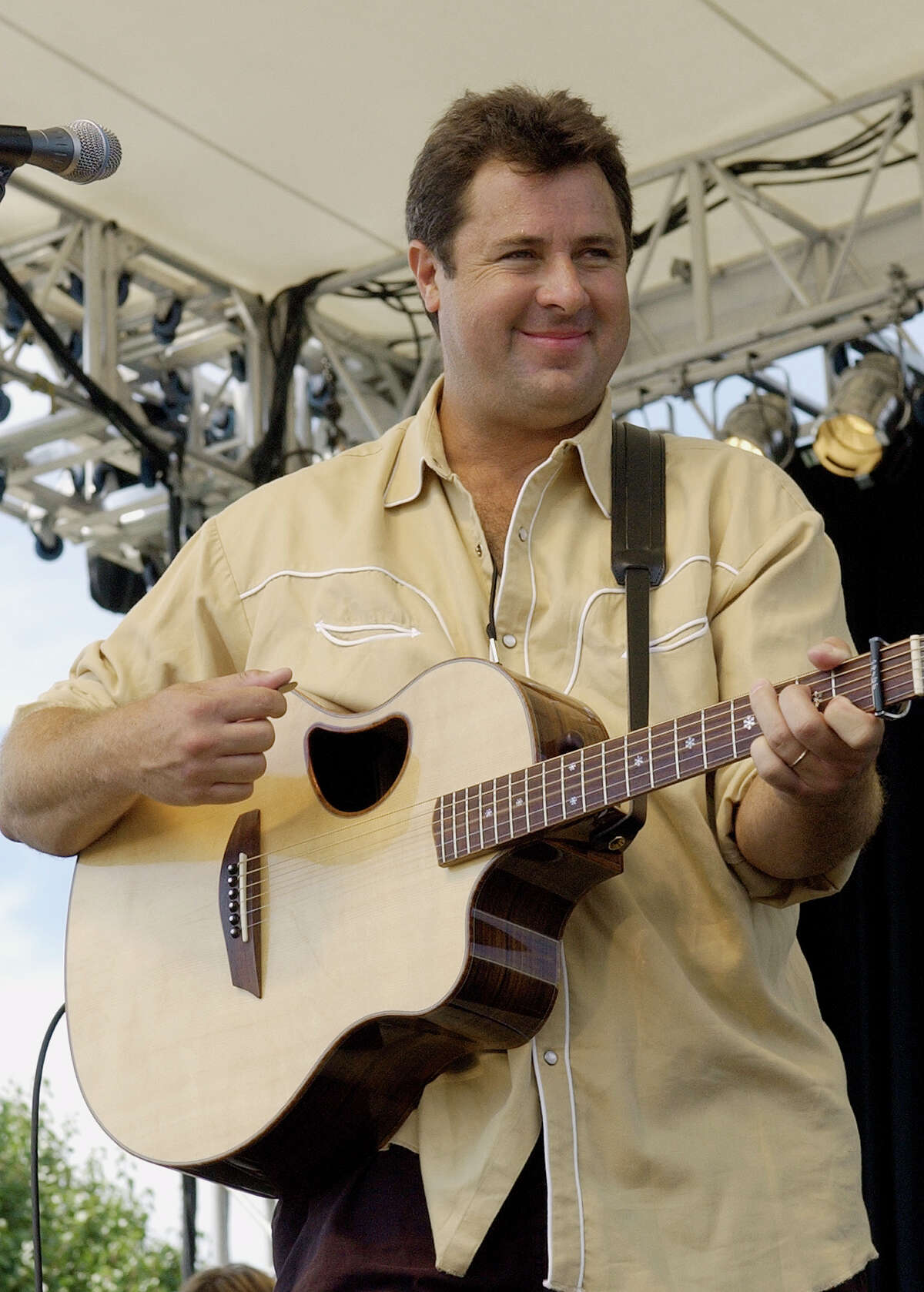 Busy Vince Gill heads to Majestic