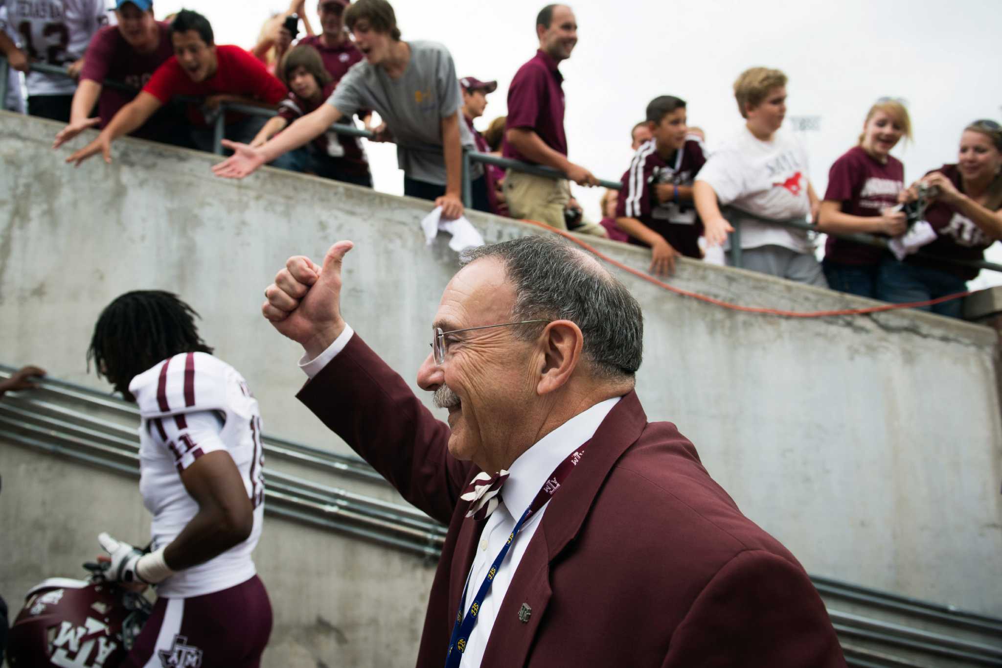 Texas A&M president announces resignation