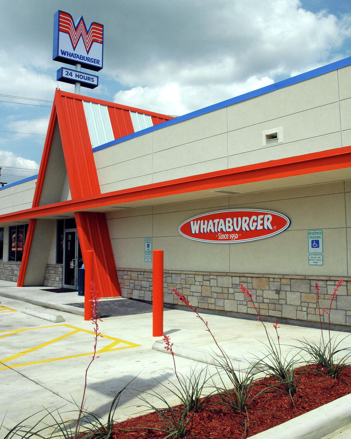 But Whataburger has more stores in more states. There are more than 760 Whataburger restaurants across 10 states: Arizona, Arkansas, Alabama, Florida, Georgia, Louisiana, Mississippi, New Mexico, Oklahoma and of course Texas. In-N-Out has 295 restaurants in five states: California, Nevada, Arizona, Utah and Texas.Score: In-N-Out 1, Whataburger 1