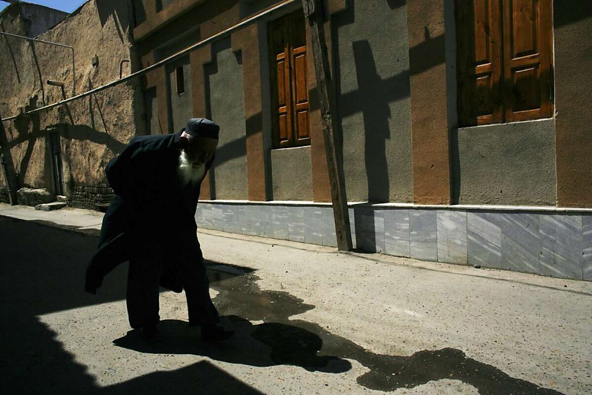 (NYT61) BUKHARA, Uzbekistan -- June 5, 2007 -- ADV. FOR JUNE 10 -- TRAVEL-SILK-ROAD-8 -- An old man walks through Bukhara's Jewish quarter in Bukhara, Uzbekistan, May 13, 2007. (Jehad Nga/The New York Times) *EIGHTH IN A SERIES OF 11 PHOTOS. -- ADV10