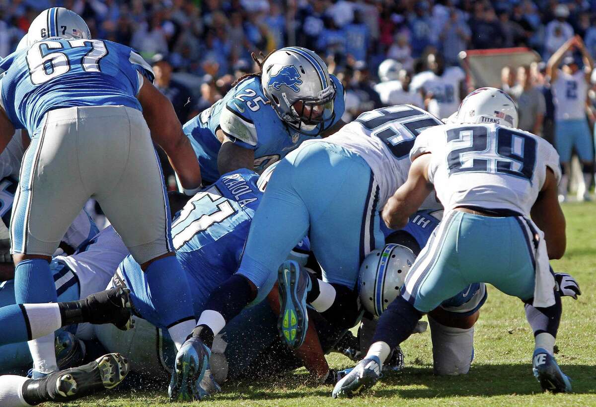 Detroit Lions quarterback Shaun Hill (14) passes during first half