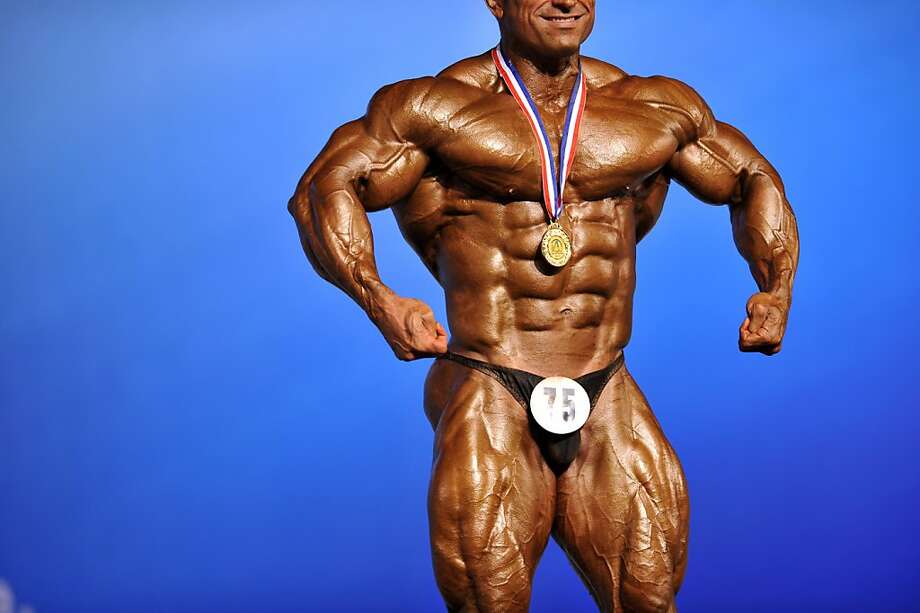 Bodybuilderin Taetowierte Outdoor Onanieren