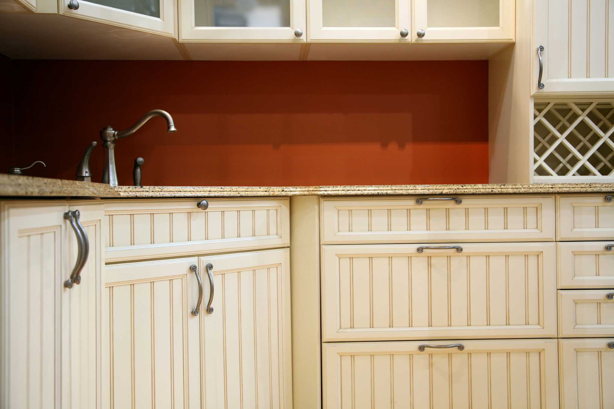 Покраска дверцы кухонных шкафов своими руками