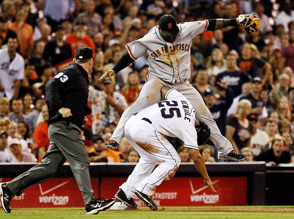 San Francisco Giants Barry Bonds, #25, takes off his elbow gear