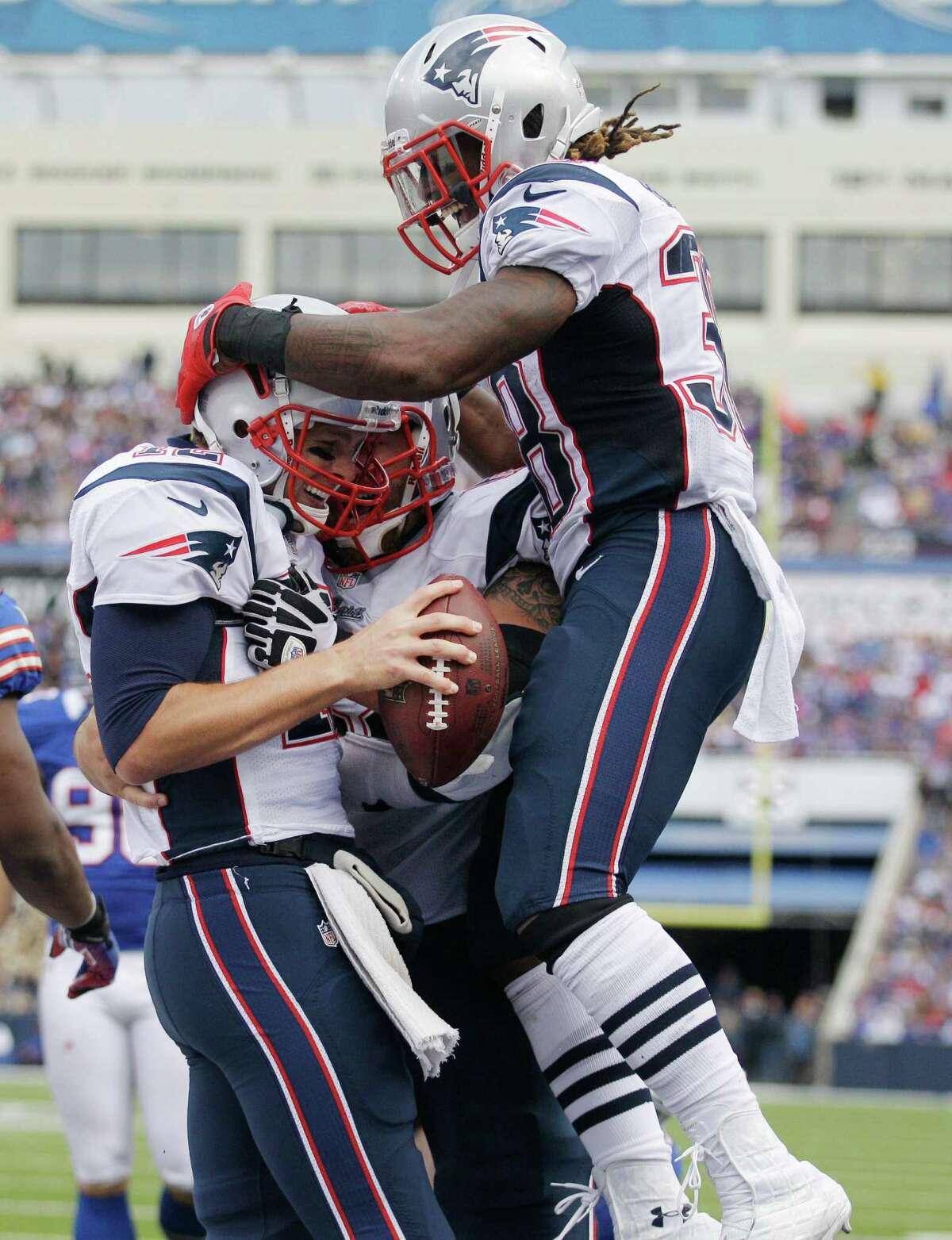 Brady Leads Pats To 52-28 Rout Of Bills