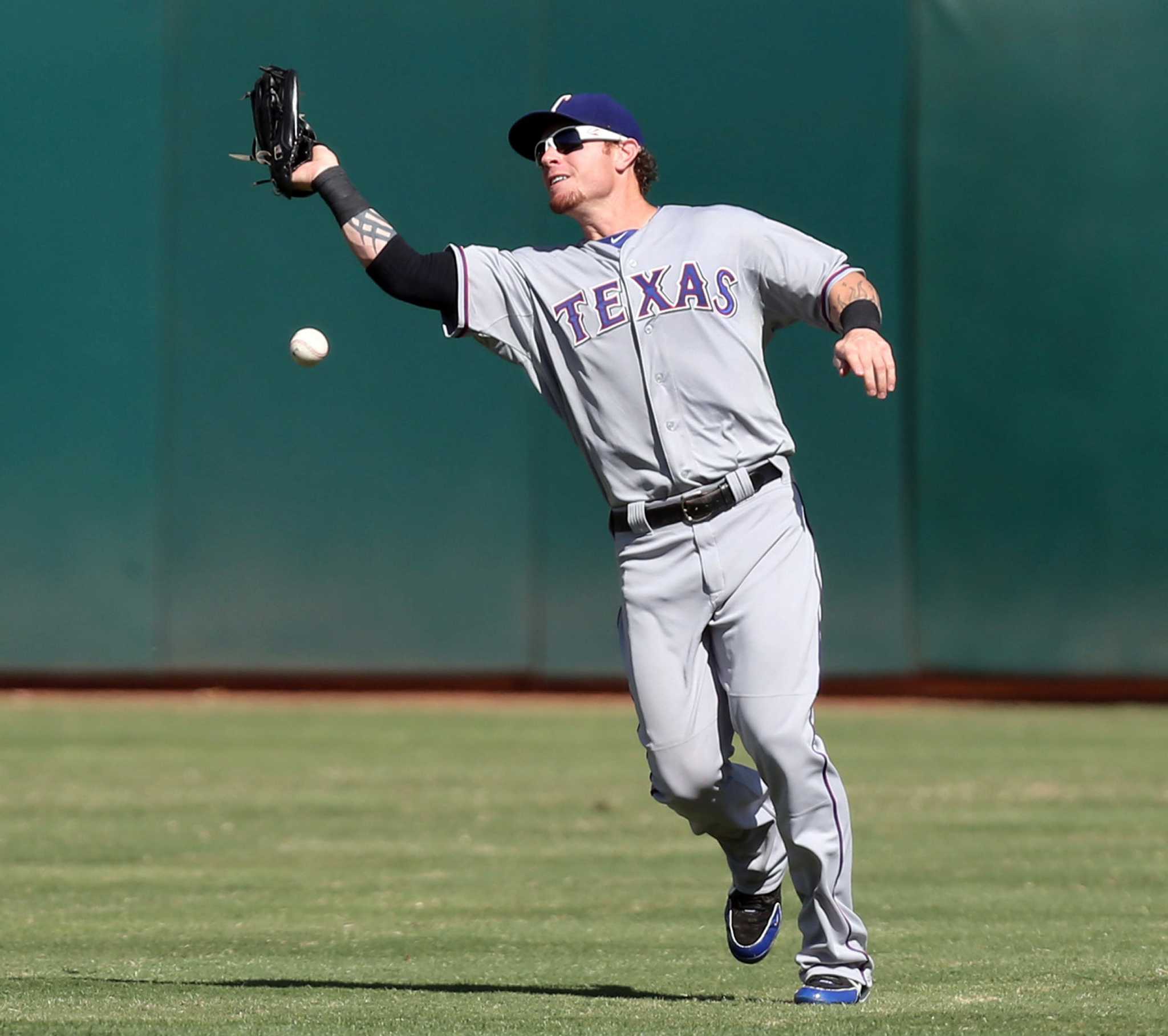 Josh Hamilton to have knee surgery; hopeful of return this season