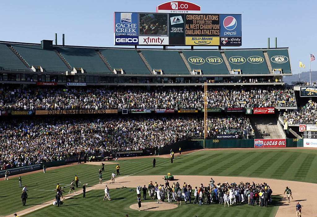 Athletic's Coco Crisp and his son Caden, 5 dance on the field