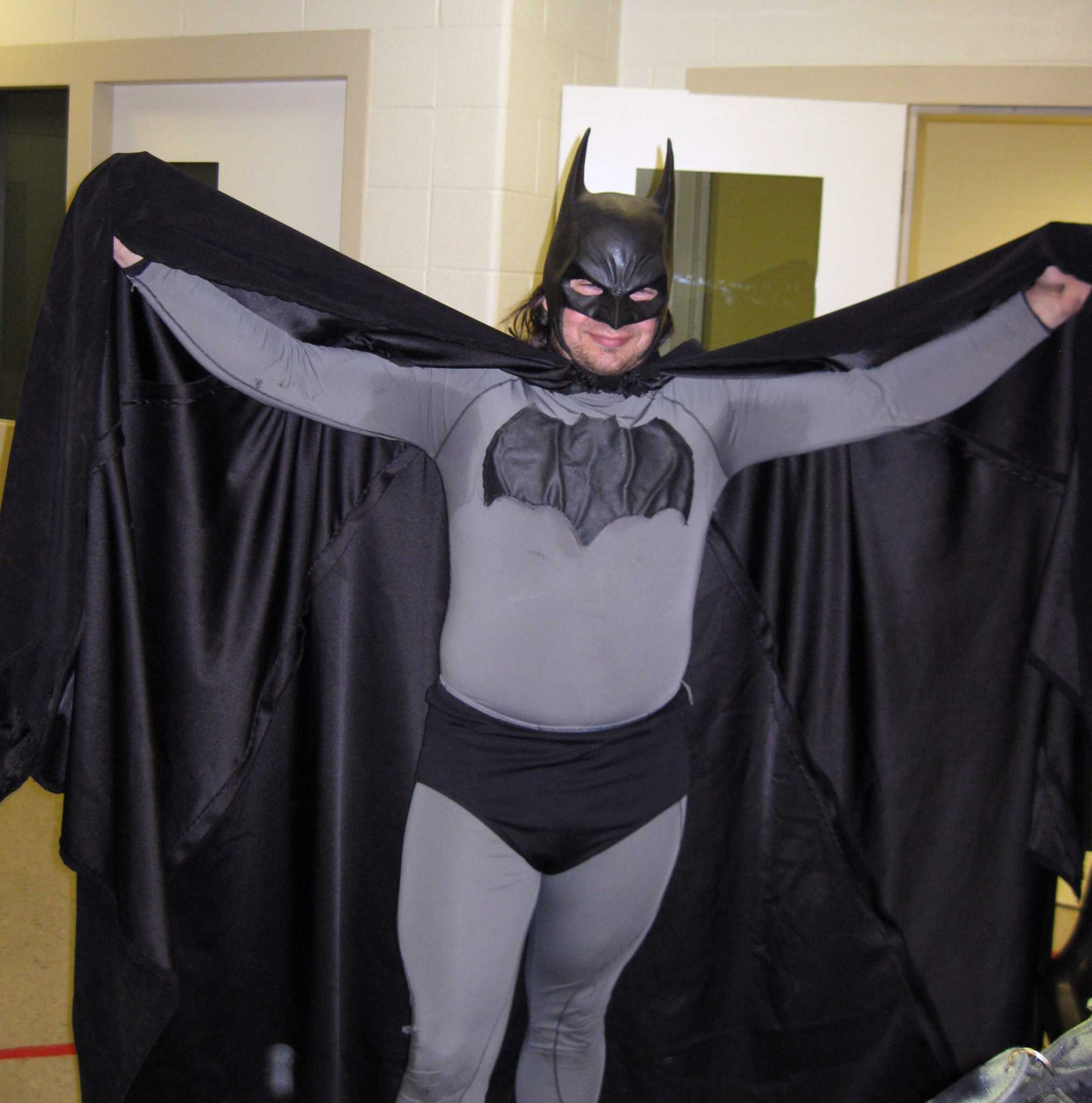 Грант Уильямс в костюме Бэтмена