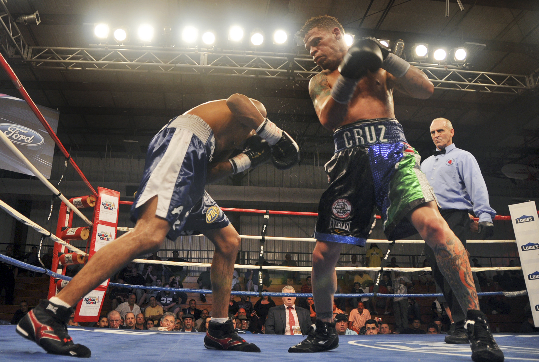 Boxer Cruz announces he's gay