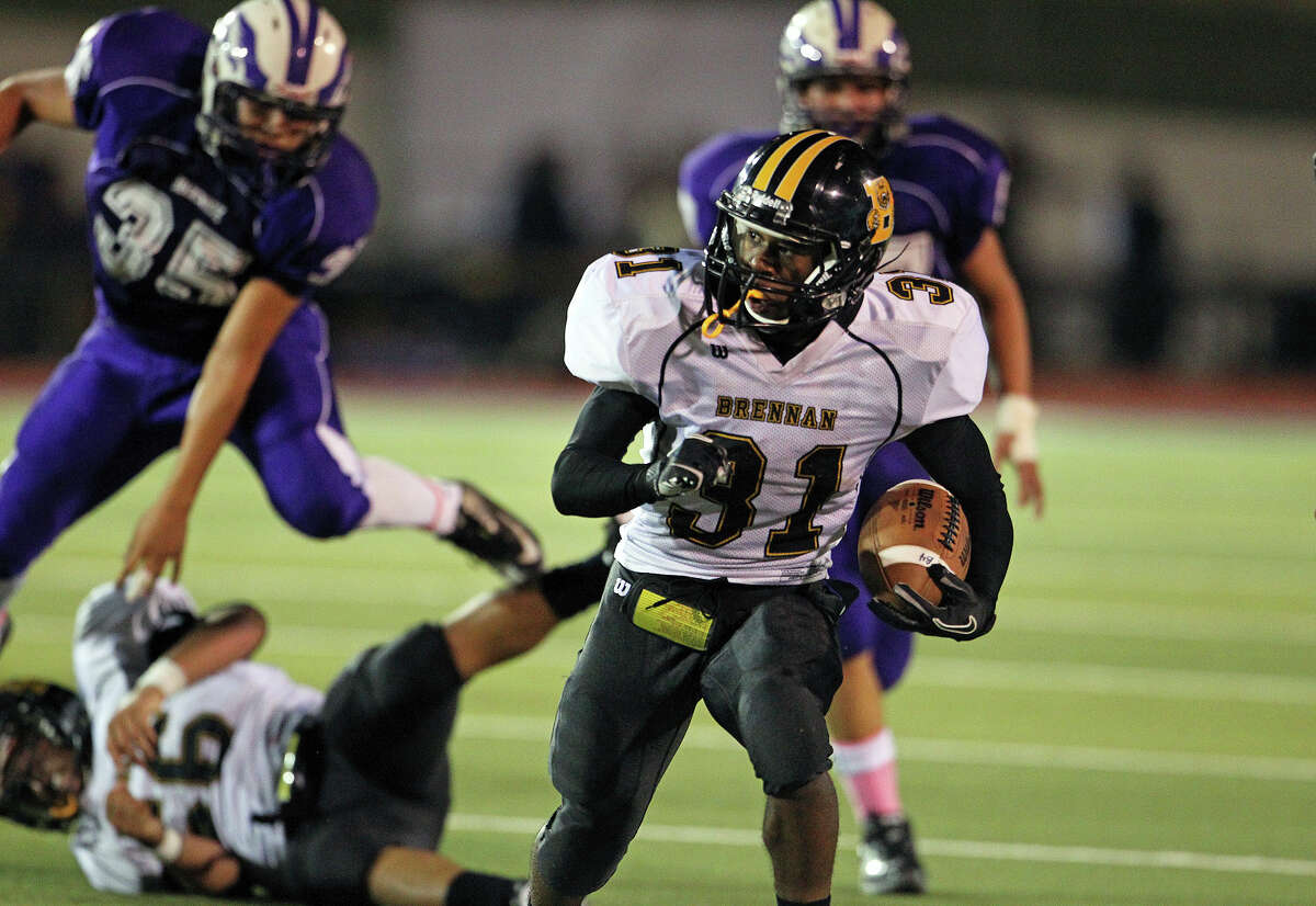 Bears running back Makai Green breaks into the open after getting past tacklers as Brackenridge hosts Brennan at Alamo Stadium on October 4, 2012.