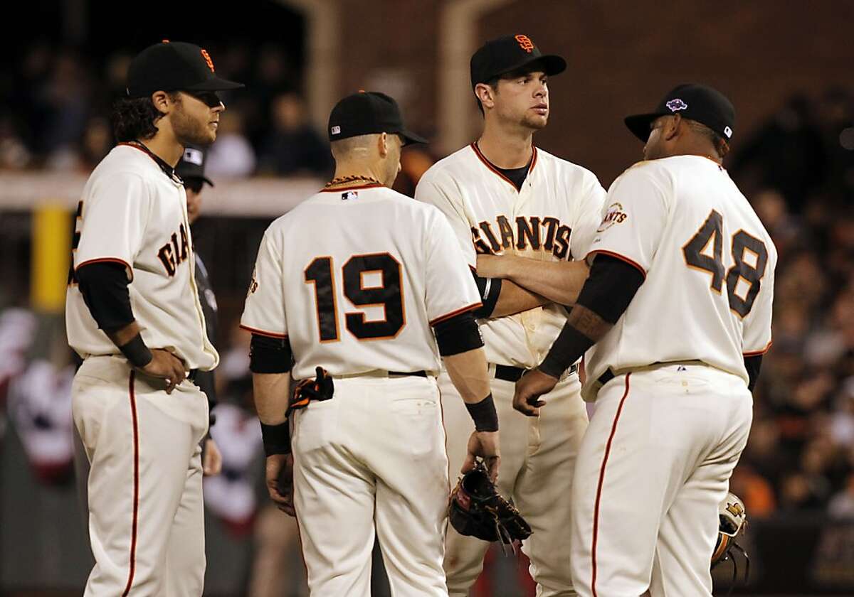 Giants lose Game 1 to Reds, 5-2