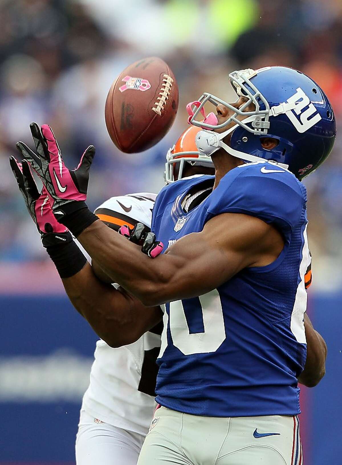 EAST RUTHERFORD, NJ - OCTOBER 07: Wide receiver Victor Cruz #80 of the New York Giants makes a catch against the Cleveland Browns during their game at MetLife Stadium on October 7, 2012 in East Rutherford, New Jersey. (Photo by Alex Trautwig/Getty Images) *** BESTPIX ***