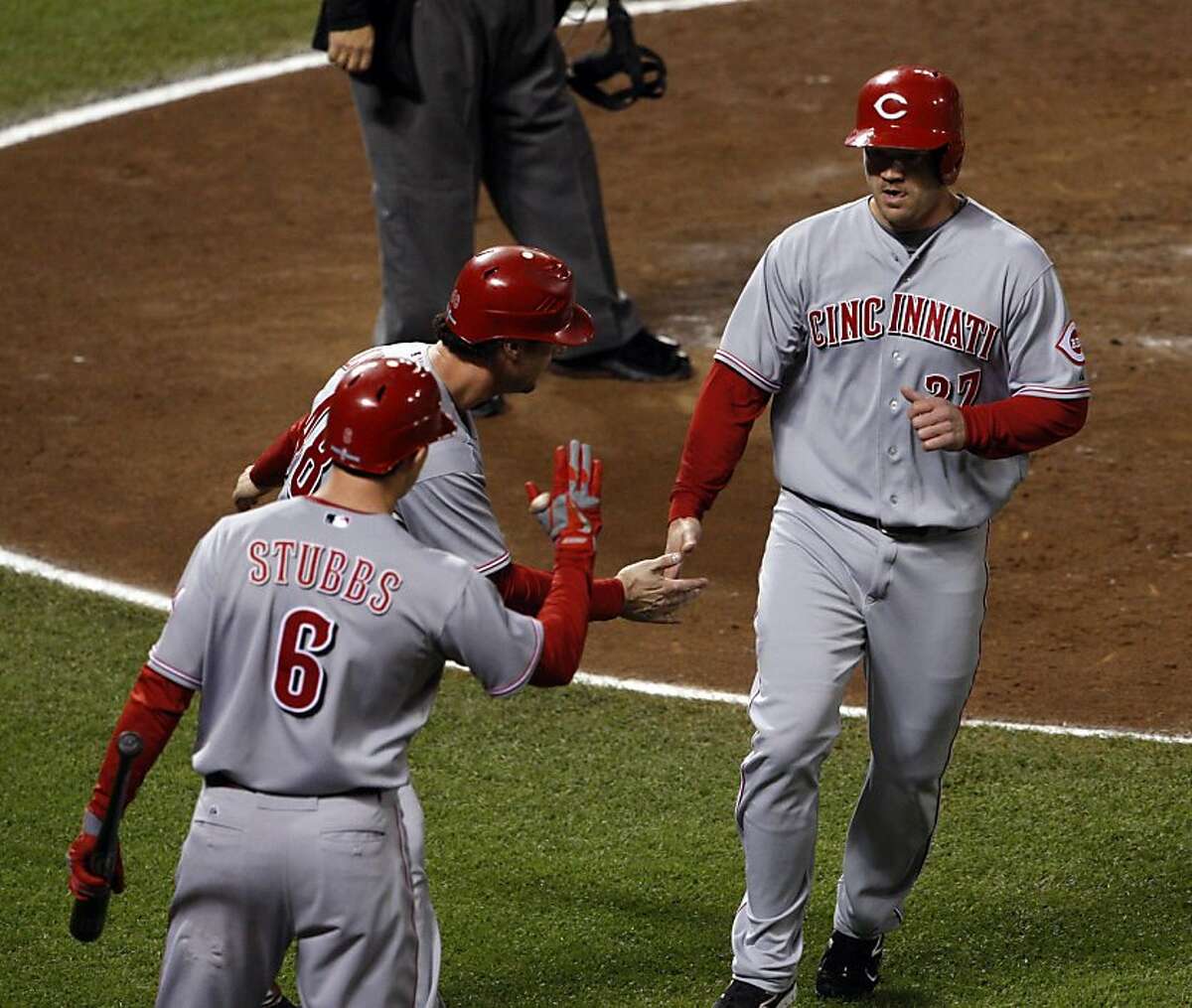 Giants lose to Reds 9-0, down 0-2 in NLDS