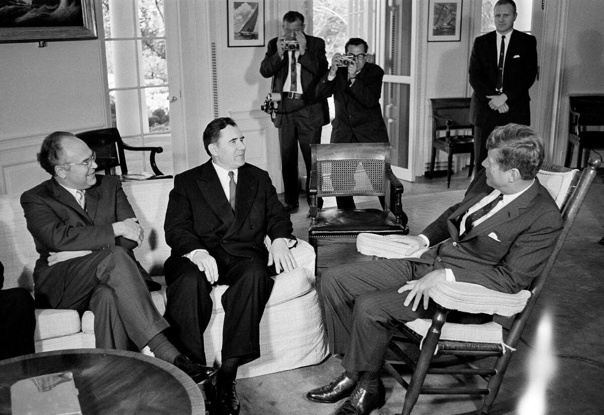 الرئيس جون كينيدي يلتقي بوزير الخارجية السوفيتي أندريه جروميكو، في الوسط، إلى اليسار السفير السوفيتي لدى الولايات المتحدة أناتولي دوبرينين.