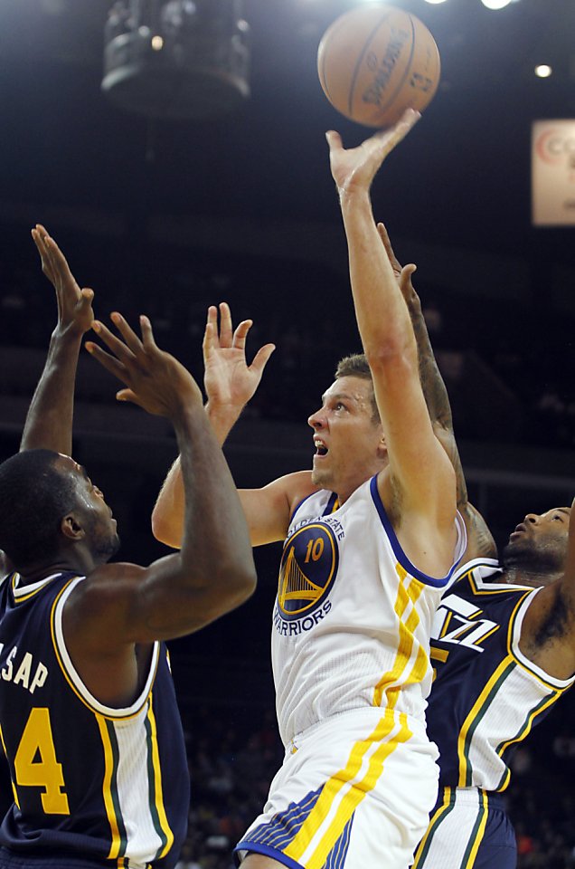 Stephen Curry returns as Warriors win