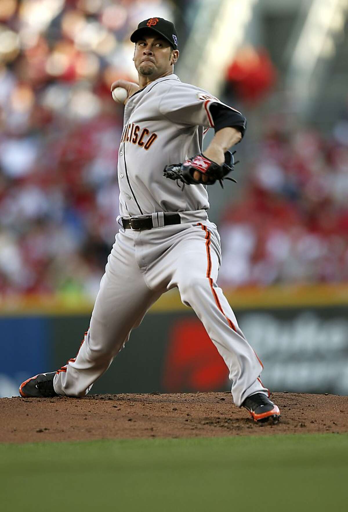 Giants stay alive behind pitching, guts