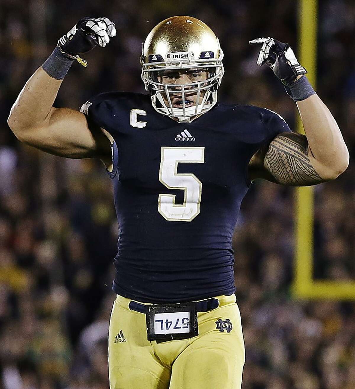 Manti Te'o a Notre Dame tackling machine