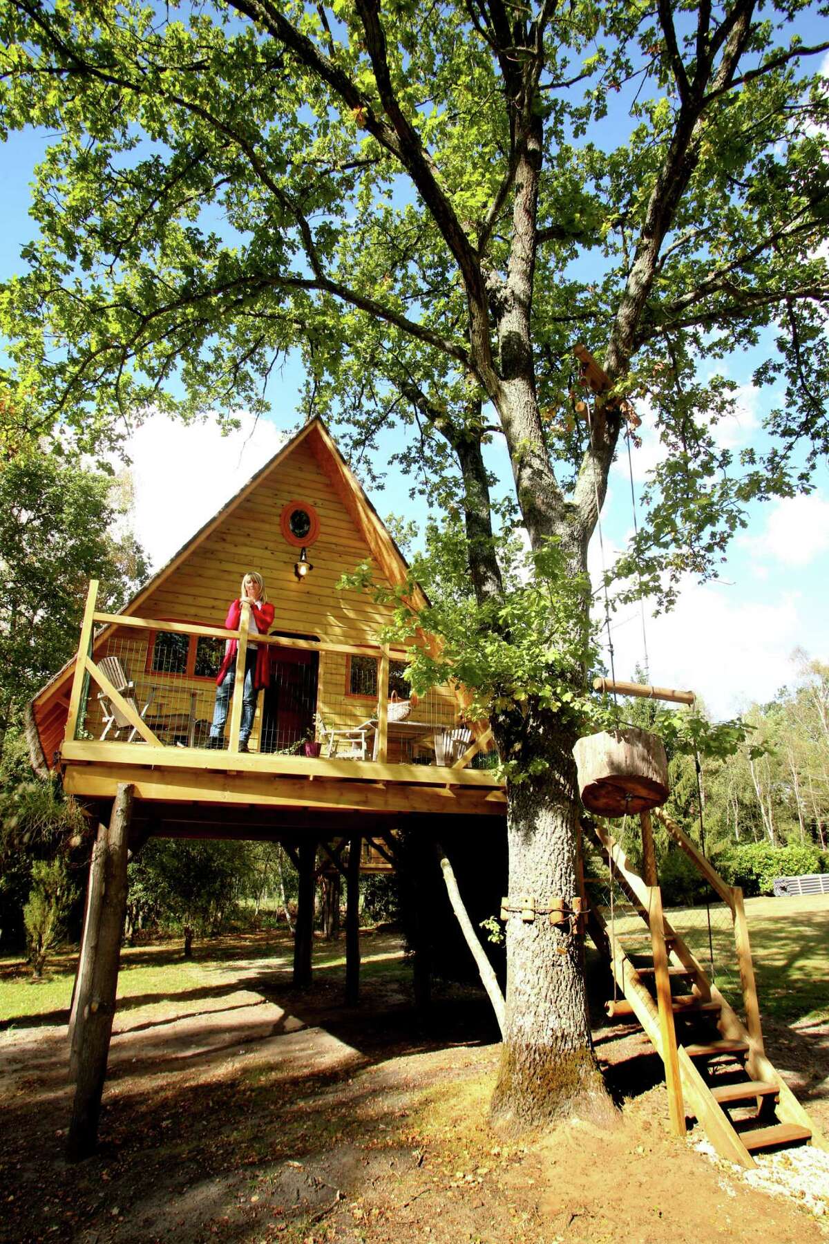 Bainbridge man builds 'hobbit house' cottage