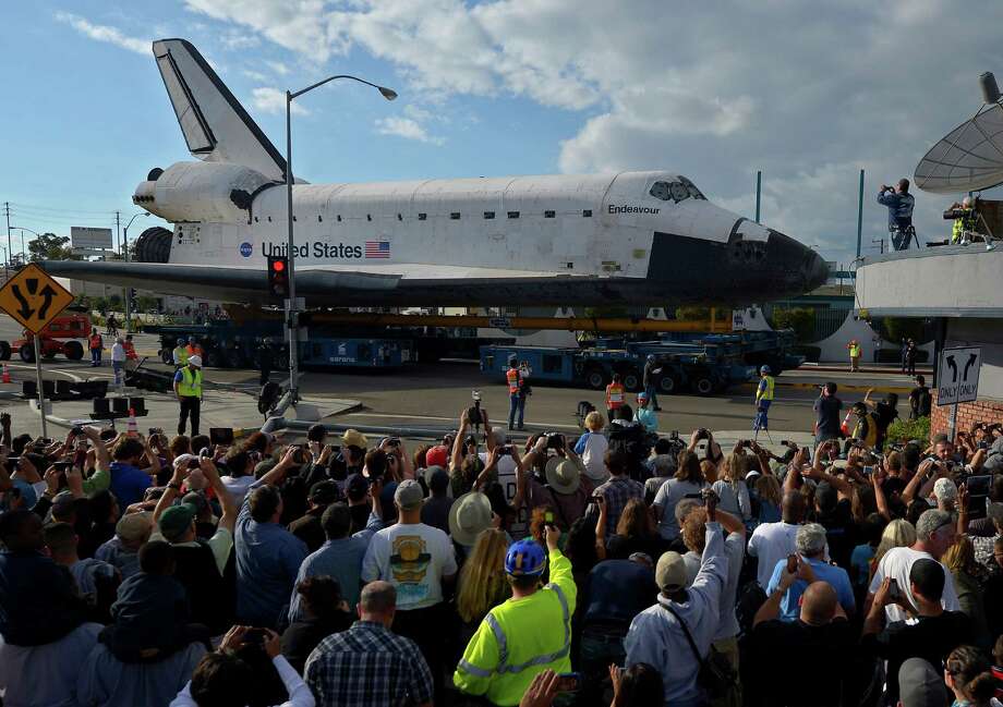 space shuttle endeavour on los angeles