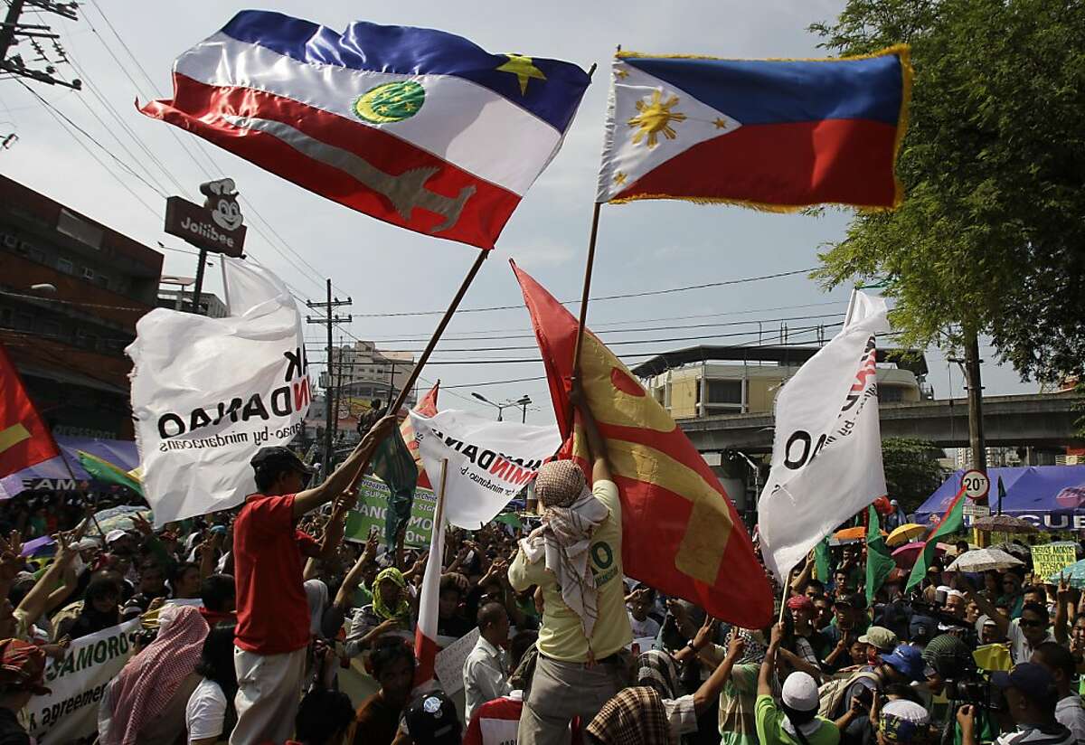 Philippine government, rebels sign pact