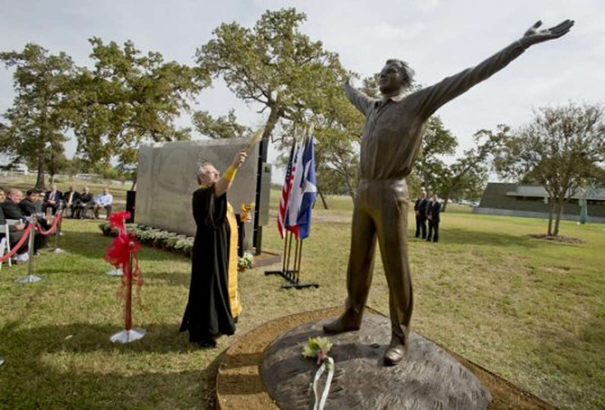 Houston Astros unveil out-of-this-world spaceman sculpture