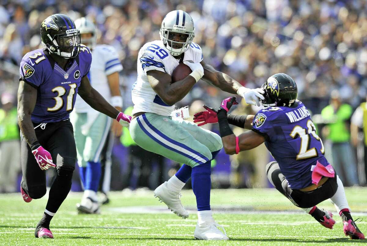 Dallas Cowboys running back DeMarco Murray, center, rushes the ball between Baltimore Ravens strong safety Bernard Pollard, left, and Baltimore Ravens cornerback Cary Williams in the first half of an NFL football game in Baltimore, Sunday, Oct. 14, 2012. (AP Photo/Gail Burton)