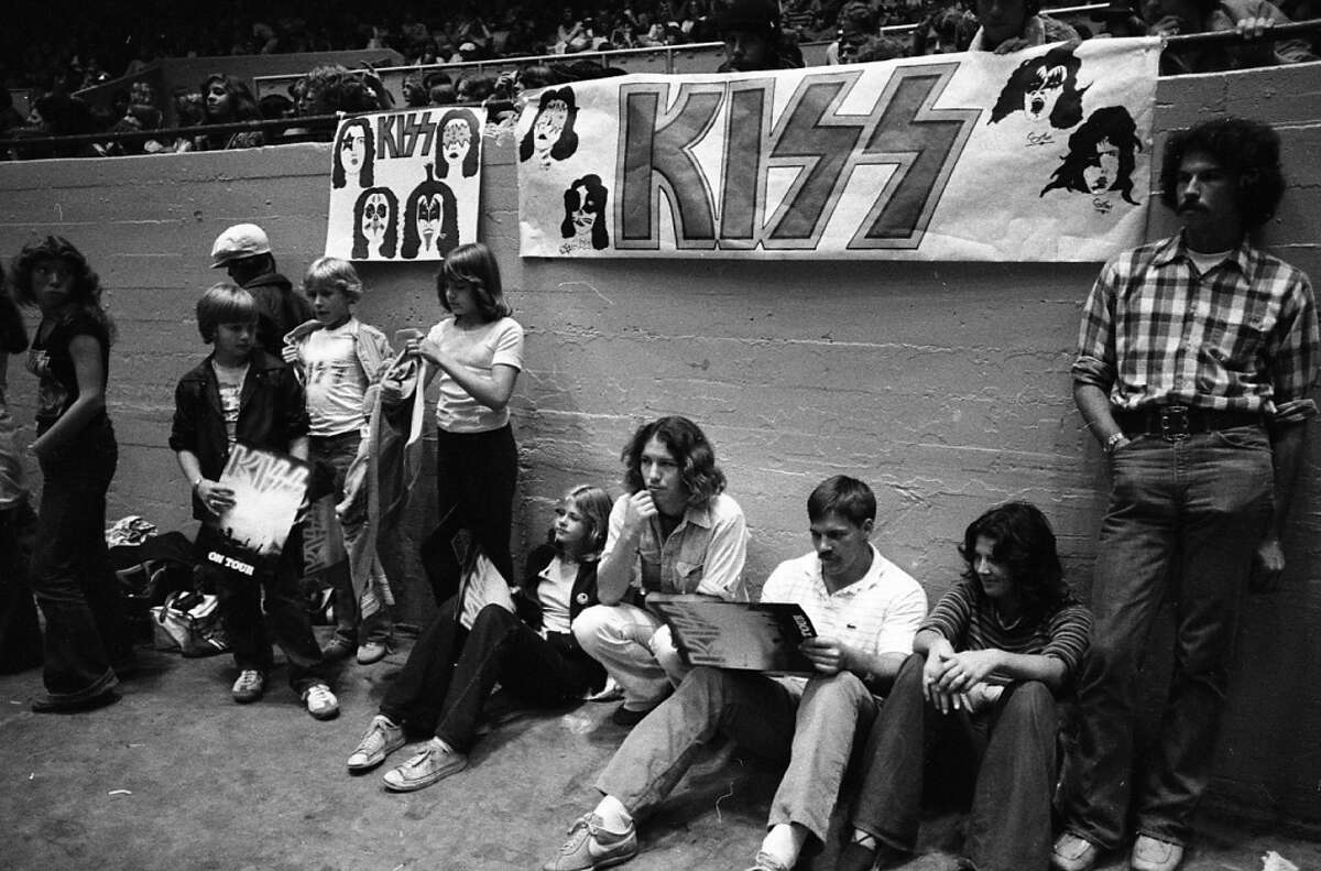 Daly Rock City, 1977. Thousands of Bay Area youth paid $6.50 to see what they insisted was the greatest rock act of their generation. I'm guessing the kids on the left are getting the guts to try bumming cigarettes from the guys on the right. (Stephanie Maze / The Chronicle)