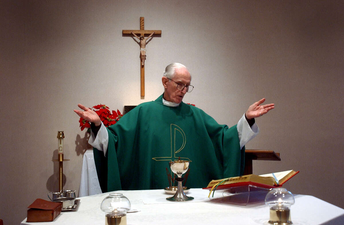 Rev. Sherrill Smith celebrates Mass privately in the chapel of Casa de Padres on Friday, Jan. 16, 2004. Father Smith participated in the 1965 Selma civil rights march with Dr. Martin Luther King Jr.