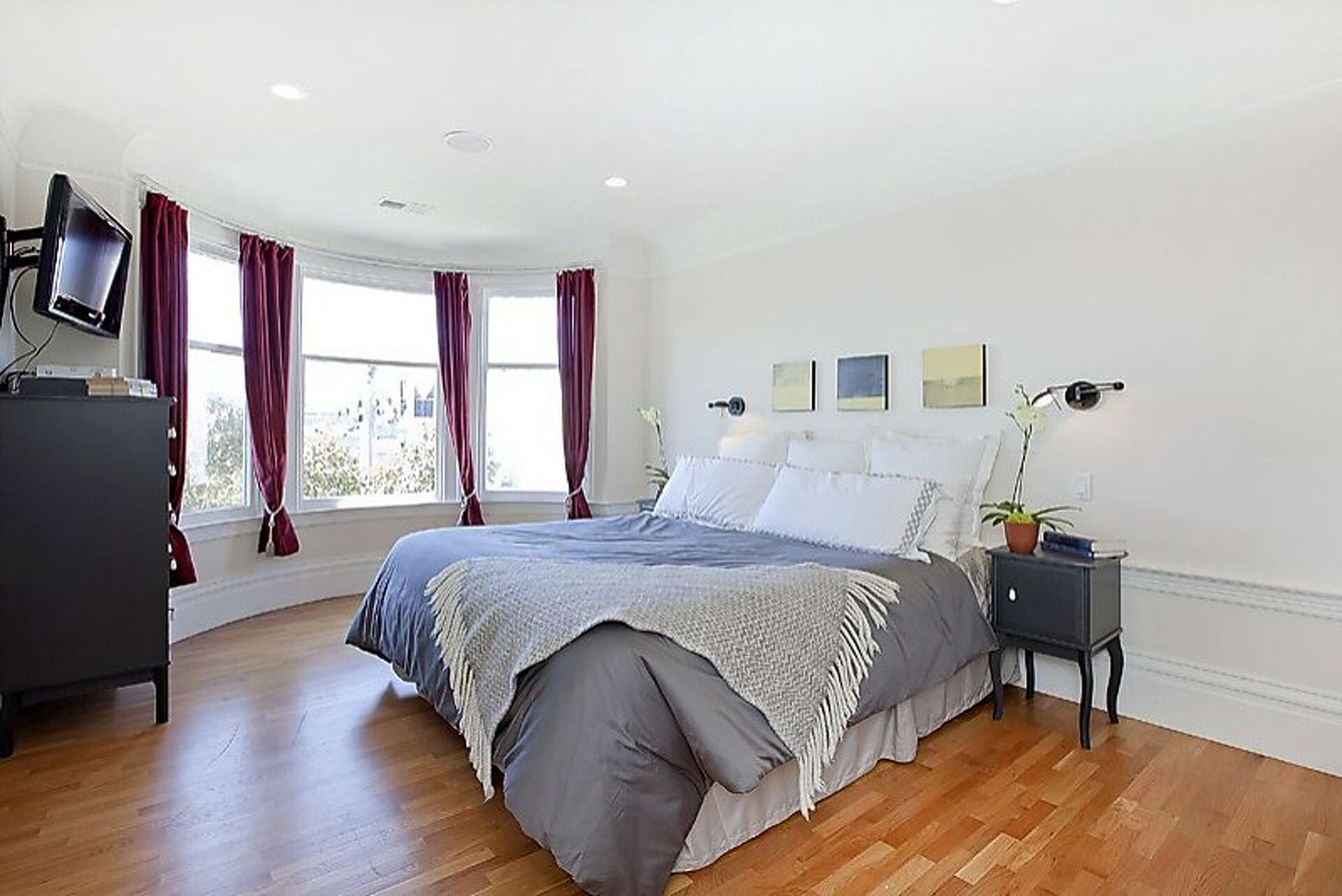 Northern Park condo offers open floor plan and bay windows