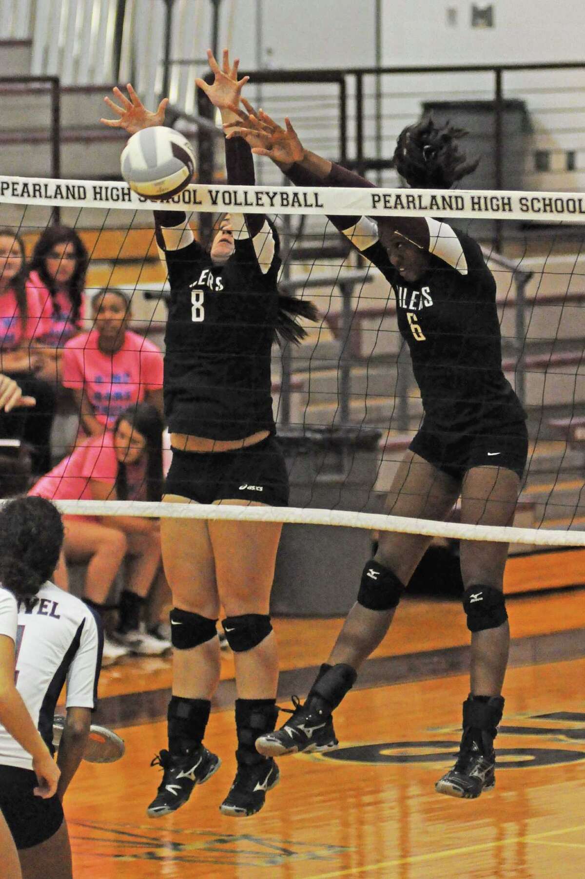 Volleyball Pearland on roll for playoffs