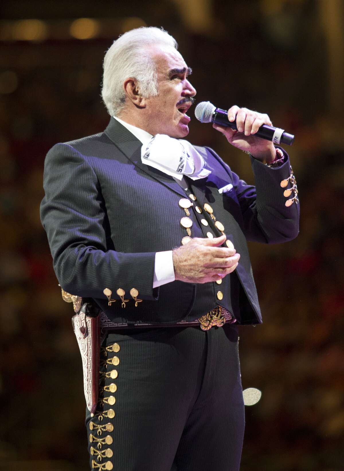 Show goes on for ailing Mexican legend