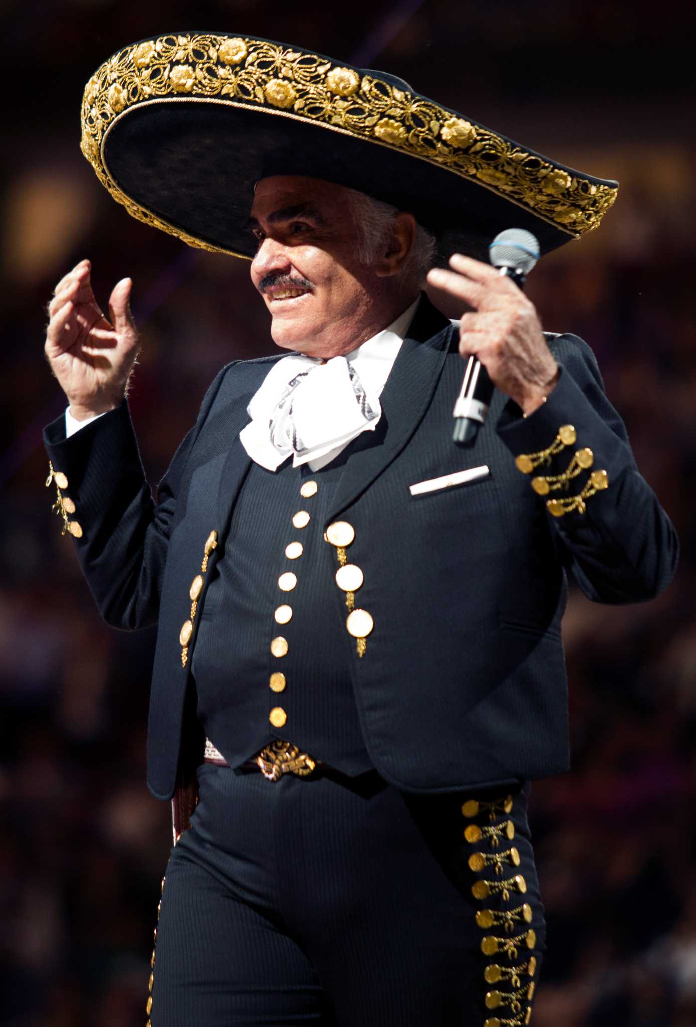who did vicente fernandez tour with