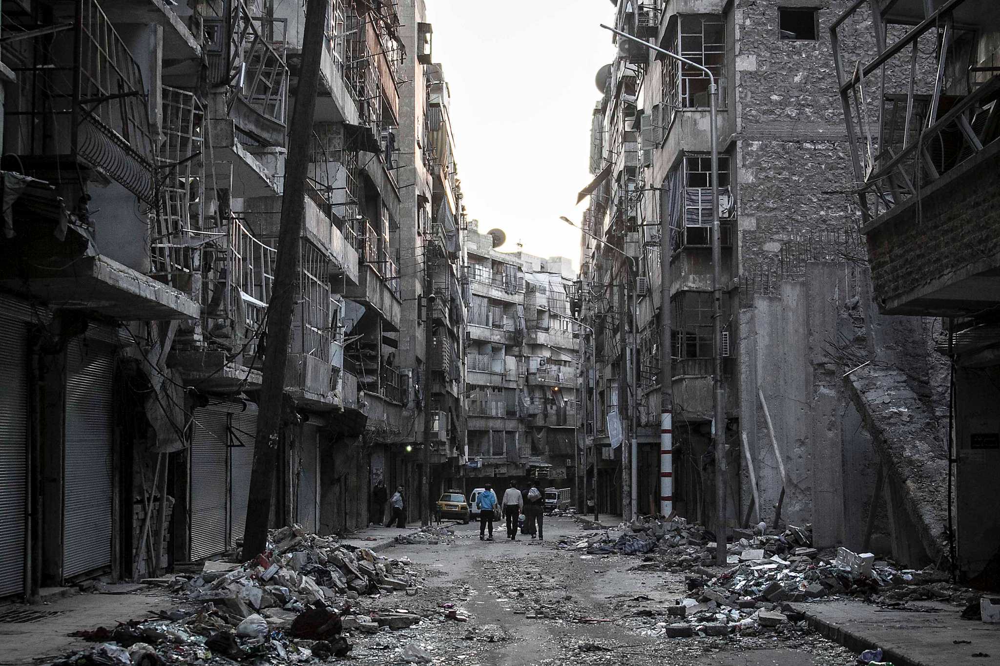 Улица разрушенного города. Город Хомс Сирия до войны. Руины города Алеппо в Сирии. Разрушенный город.