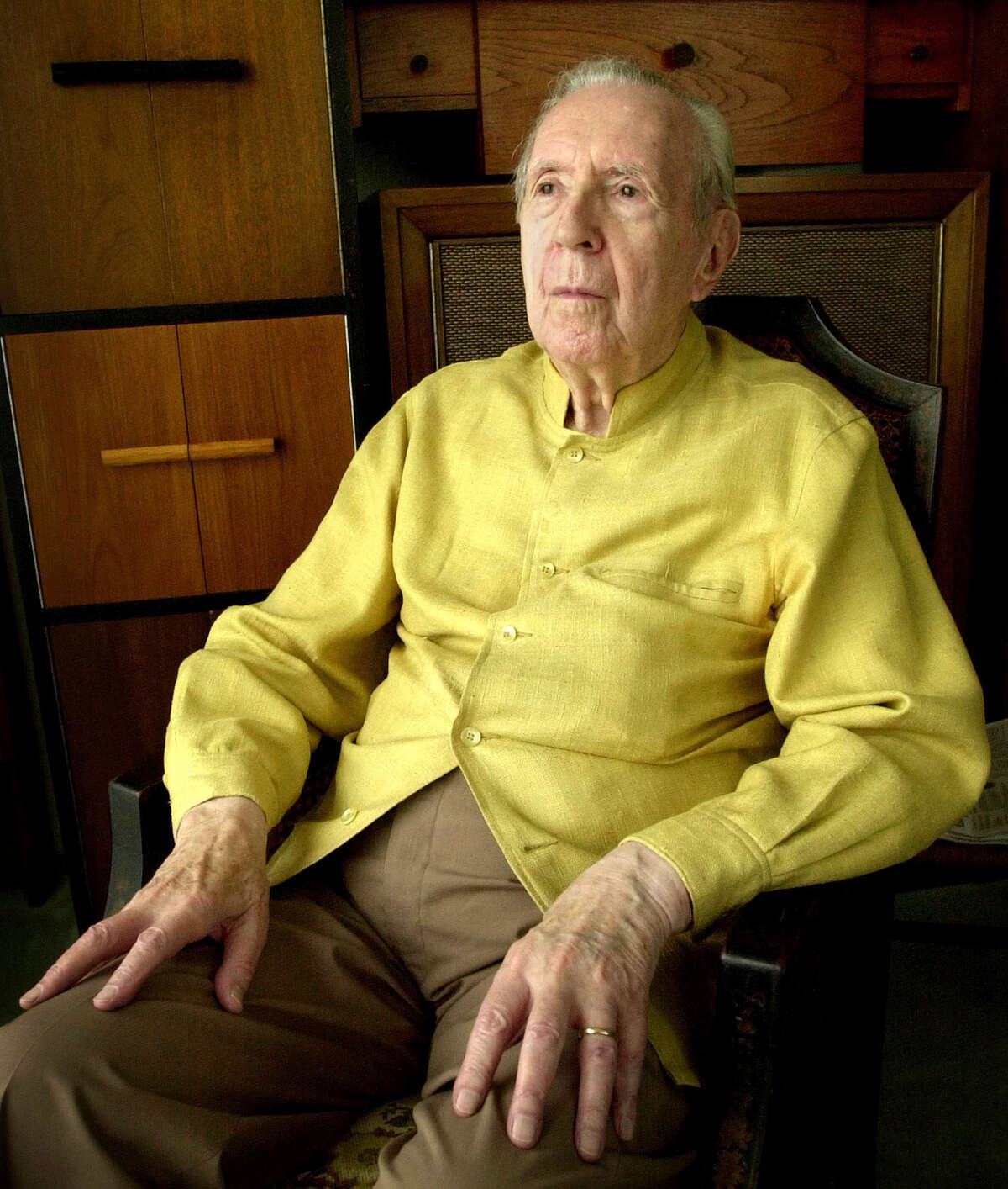 In this Sept. 17, 2002 file photo, Jacques Barzun sits for a portrait at his home in San Antonio. Barzun, the pioneering cultural historian who became a best-selling author in his 90s with "From Dawn to Decadence," has died. He was 104. Barzun's son-in-law says Barzun passed away Thursday, Oct. 25, 2012, in San Antonio, where he'd lived in recent years. Barzun wrote dozens of books and essays on everything from philosophy and music to detective novels. (AP Photo/Eric Gay)